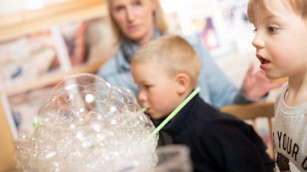Barn utforskar vad som hände om man blåser mjölk med ett sugrör och ser bubblor växa upp