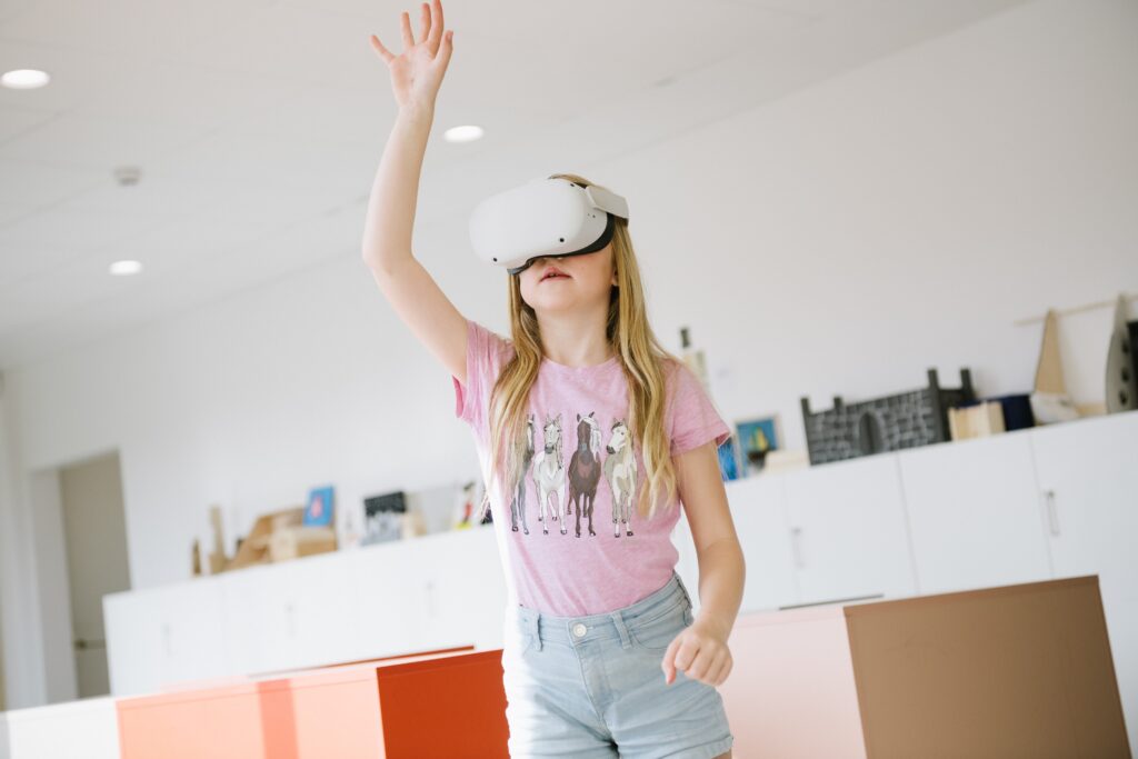 Barn med virtual reality glaasögon på sig