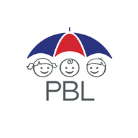 Logotyp för PBL, tre illustrerade barn är under ett röd-blå paraply